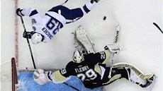 Pittsburghský gólman Marc-Andre Fleury elí anci Coryho Conachera z Tampy Bay. 