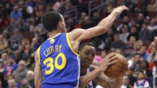 Stephen Curry (vlevo) z Golden State brání Evana Turnera z Philadelphie.