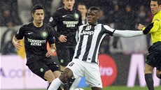 PRNIK. Paul Pogba z Juventusu (vpravo) prchá ped Beramem Kayalem ze Celtiku