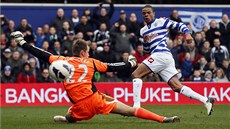 TREFA. Loic Rémy z Queens Park Rangers skóruje do brány Sunderlandu.