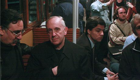 Jorge Mario Bergoglio v metru v Buenos Aires (archivní snímek z roku 2008)
