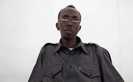 Somálský noviná Abdiazíz Abdinur pózuje fotografm po osvobozujícím verdiktu
