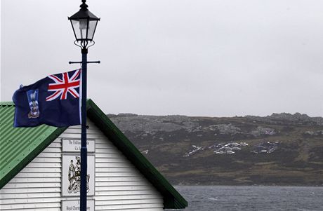 Vlajka Falklandských ostrov vlaje na sloupu ve mst Stanley na Falklandách. V...