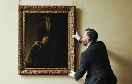 Kurátor obraz a soch z Buckland Abbey David Taylor u Rembrandtova autoportrétu