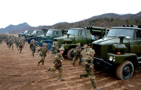 Severokorejtí vojáci pi armádním cviení na neupesnném míst v KLDR. (11.