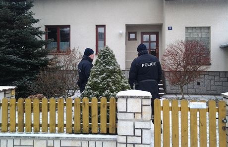 Policisté hlídkují ped domem zavradných manel v Mst Albrechticích. (13.