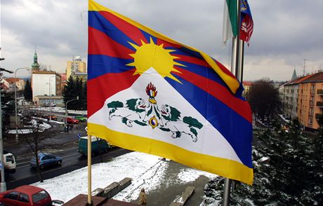 Nad karlovarským magistrátem tibetská vlajka letos oficiáln vlát nebude.