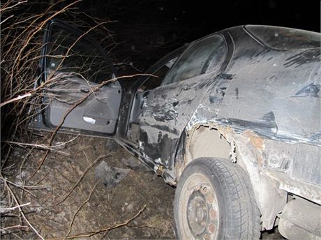 Prchající pachatele zastavili policisté a stelbou do pneumatiky.