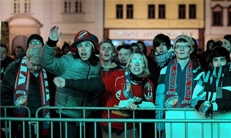 Plzetí fanouci sledují zápas svého týmu v Evropské lize na velkoploné...