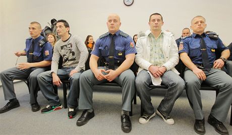 Celestýn Koka a David típek (na snímku zleva) stanuli ped soudem za