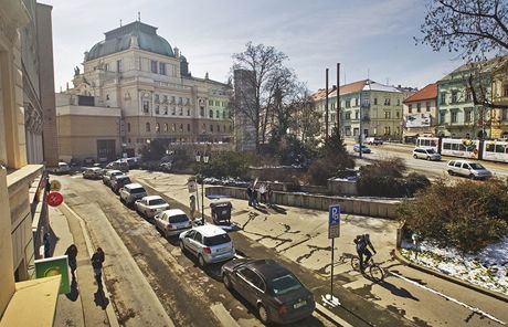 Po obnov okolí divadla zmizí zídky, trafika i stánek naproti synagoze. Podél