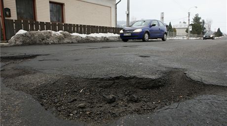 Po zim pipomínala tankodrom napíklad silnice v Huslenkách na Vsetínsku.