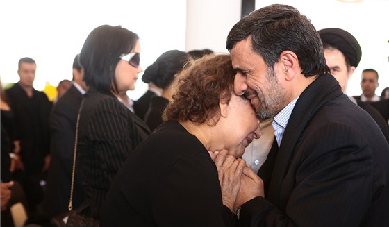 Íránský prezident Mahmúd Ahmadíneád objímá matku Huga Cháveze Elenu Fríasovou