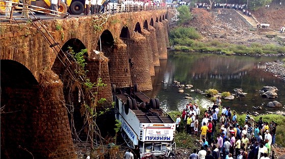 Nehoda autobusu v indickém stát Mahárátra (19. bezna 2013)