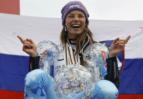 VYSMÁTÁ. Slovinská lyaka Tina Mazeová si uívá vítzství ve Svtovém poháru.