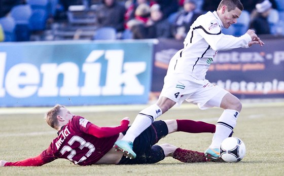 Sparanský fotbalista Ladislav Krejí se snaí ve skluzu vzít mí Tomái