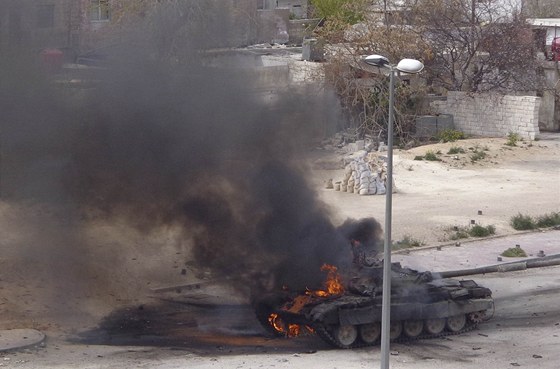 Zniený tank syrské armády poblí Damaku (19. bezna 2012).