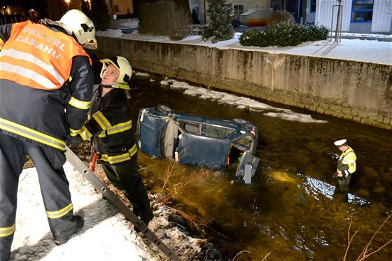 Tragická nehoda felicie, která v Nejdku skonila v ece Rolav.