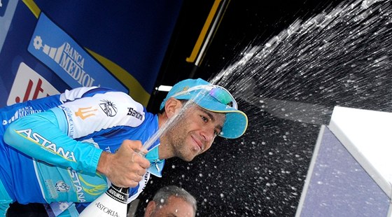 VÍTZ. Italský cyklista Vincenzo Nibali obhájil vítzství v závod