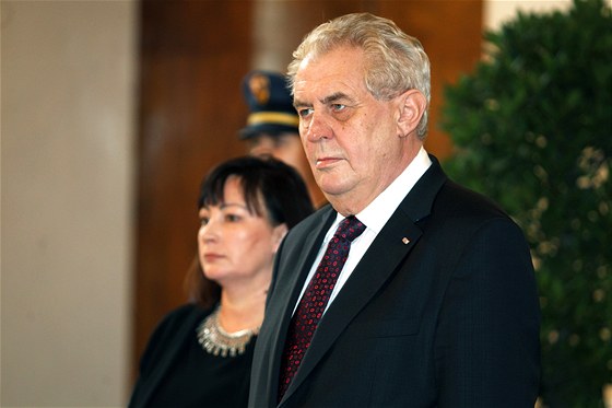 Prezident Milo Zeman by ml dorazit na kvtnovou schzi Snmovny, prozradila éfka Snmovny Miroslava Nmcová.
