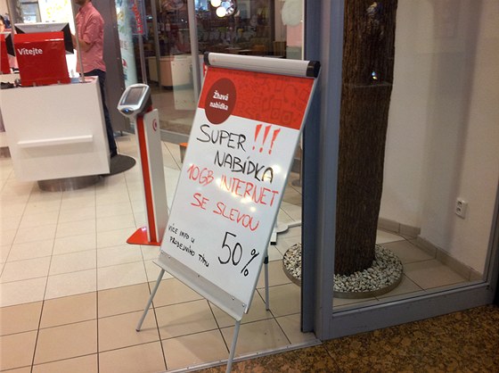 Akní nabídka prodejny Vodafone v nákupním centru Chodov