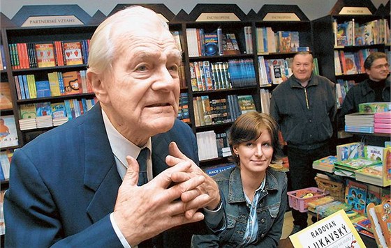 Radovan Lukavský s vnukou Klárou na ktu spolené knihy v roce 2004.