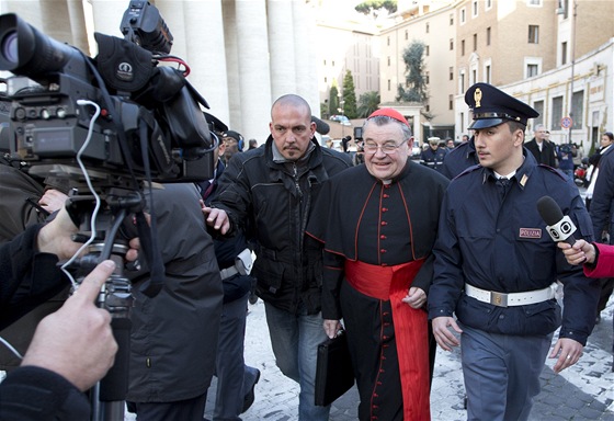 Kardinál Dominik Duka prochází vatikánskými ulicemi na setkání kardinál ped
