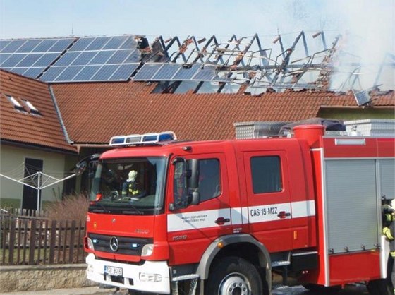 Na stee domu v Tismicích na Kolínsku shoely fotovoltaické panely. koda je