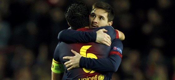 PARÁDA LEO Kapitán Barcelona Xavi Hernandez objímá Lionela Messiho v