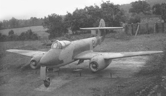 Prototyp letounu Gloster Meteor oznaovaný DG204 s motory Vickers F.2 s