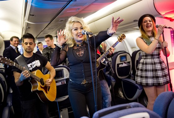 Kim Wilde koncertovala v letadle.