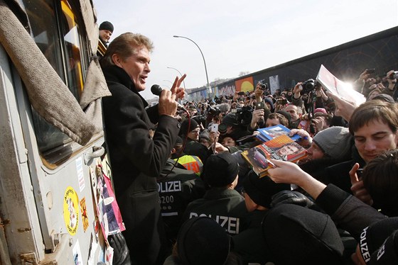 David Hasselhoff podpoil demonstraci za zchranu zbytk Berlnsk zdi.