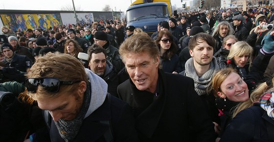 David Hasselhoff bojuje za zachovn East Side Gallery.