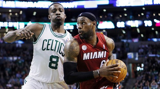 LeBron James z Miami (vpravo) obchází Jeffa Greena z Bostonu. 