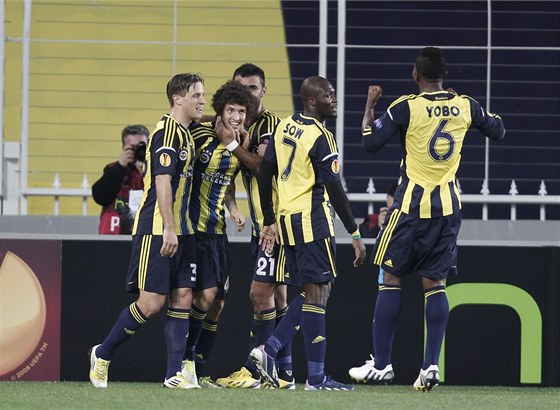 Fotbalisté Fenerbahce Istanbul se radují ze vsteleného gólu.