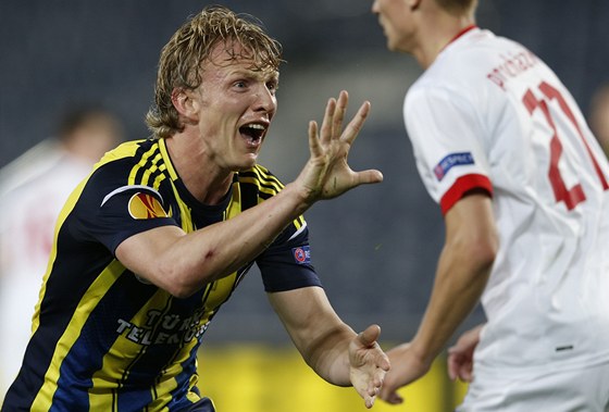 Útoník Dirk Kuijt z Fenerbahce gestikuluje smrem k rozhodímu.