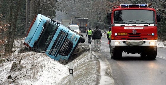 Nehoda kamion zkomplikovala v úterý ráno dopravu mezi Aí a Chebem.