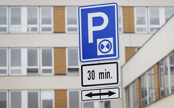 Fakultní nemocnice kvli nedostatku parkovacích míst zavedla na jae 2013 uritý poet míst s parkováním do pl hodiny.
