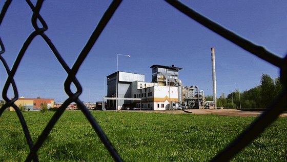 Odstavená spalovna nebezpeného odpadu v Rybitví. Spolenost AVE CZ ji chtla obnovit u v roce 2006.