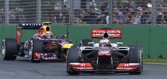Jenson Button z McLarenu (vpravo) ped Markem Webberem z Red Bullu pi Velké