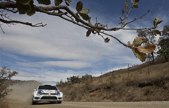 Sebastien Ogier s volkswagenem na trati Mexické rallye.