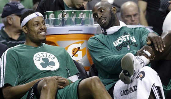 POHODLÍKO. Hvzdní bostontí basketbalisté Paul Pierce (vlevo) a Kevin Garnett