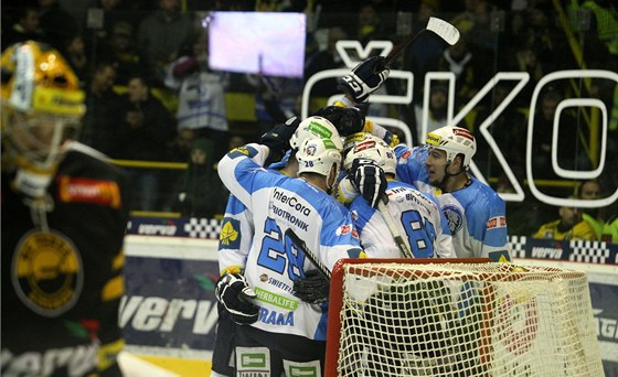 Plzetí hokejisté se radují z gólu proti Litvínovu.