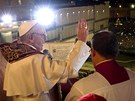 Pape Frantiek poprvé ehná davu vících. (13. bezna 2013)