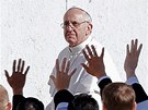 Pape Frantiek ehná vícím na námstí svatého Petra ve Vatikánu ped