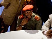 Na snmku z roku 2009 vystupuje Bosco Ntaganda (uprosted) na tiskov...