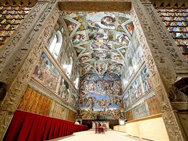 Volba nového papee probhla tradin v Sixtinské kapli, její interiér se...