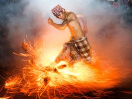 RITUÁL. Mladý Indonésan na ostrov Bali kope do ohn bhem rituálu "Peang Api"....