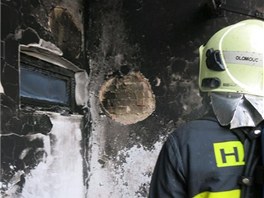 Por plastovho nbytku na jednom z balkon tpatrovho bytovho domu v