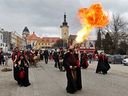 Pekelníci pi nich chrlili ohe na vechny strany.